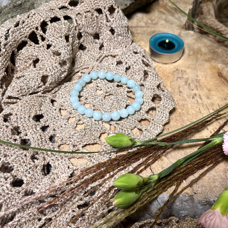 Jadeit - kamień Czakry Serca, wspiera intuicję i duchowość Raka, Wagi, Ryby, Barana, Strzelca.