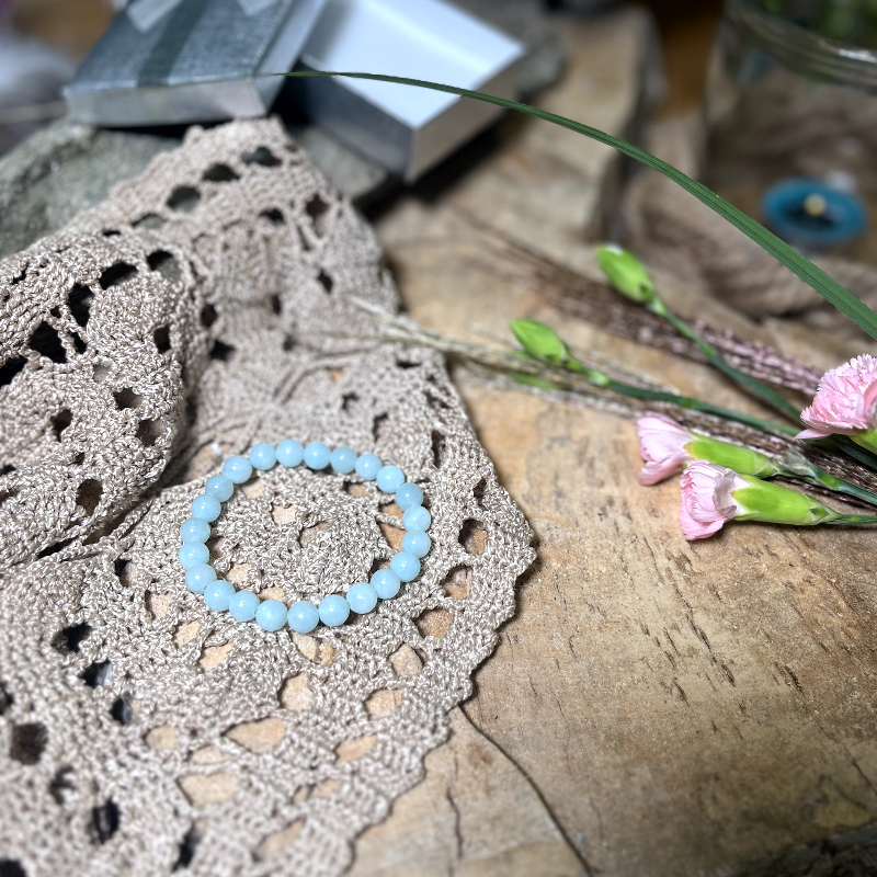 Jadeit - kamień Czakry Serca, wspiera intuicję i duchowość Raka, Wagi, Ryby, Barana, Strzelca.