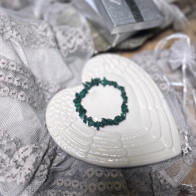 Malachit - kamień Czakry Serca, Koziorożca, Skorpiona i Byka. Wspiera przedsiębiorczość i nowy początek.