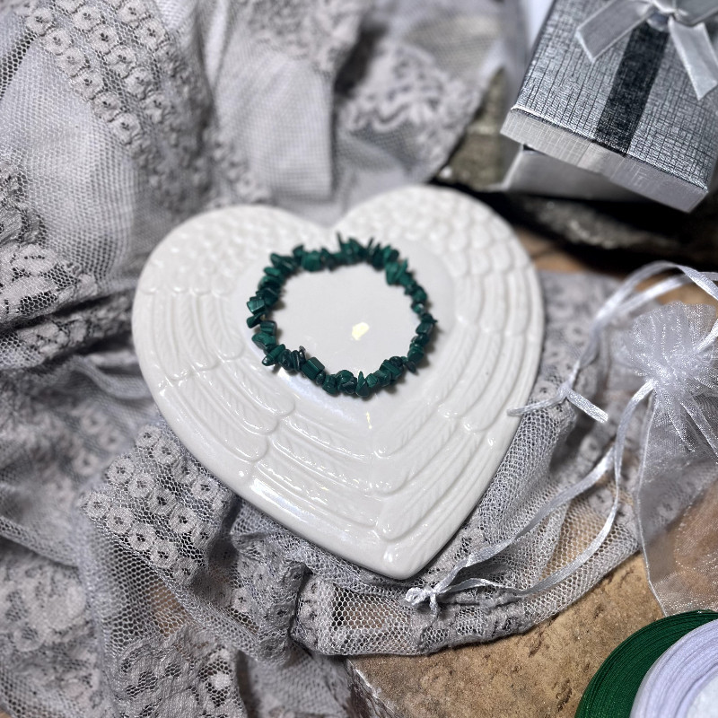 Malachit - kamień Czakry Serca, Koziorożca, Skorpiona i Byka. Wspiera przedsiębiorczość i nowy początek.