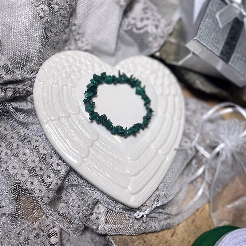 Malachit - kamień Czakry Serca, Koziorożca, Skorpiona i Byka. Wspiera przedsiębiorczość i nowy początek.