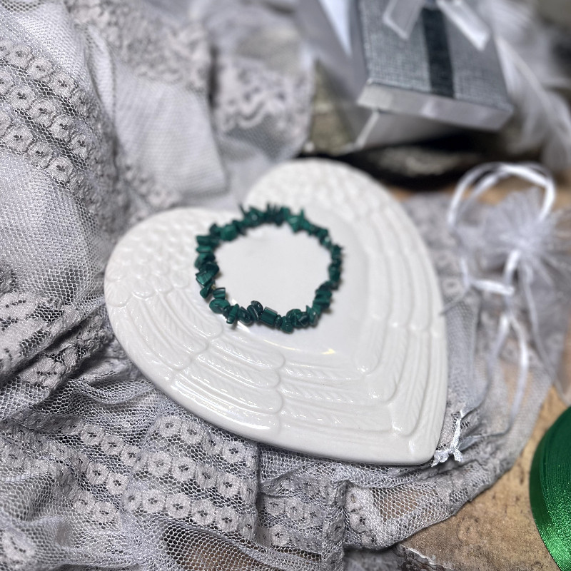 Malachit - kamień Czakry Serca, Koziorożca, Skorpiona i Byka. Wspiera przedsiębiorczość i nowy początek.