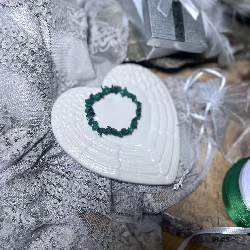 Malachit - kamień Czakry Serca, Koziorożca, Skorpiona i Byka. Wspiera przedsiębiorczość i nowy początek.