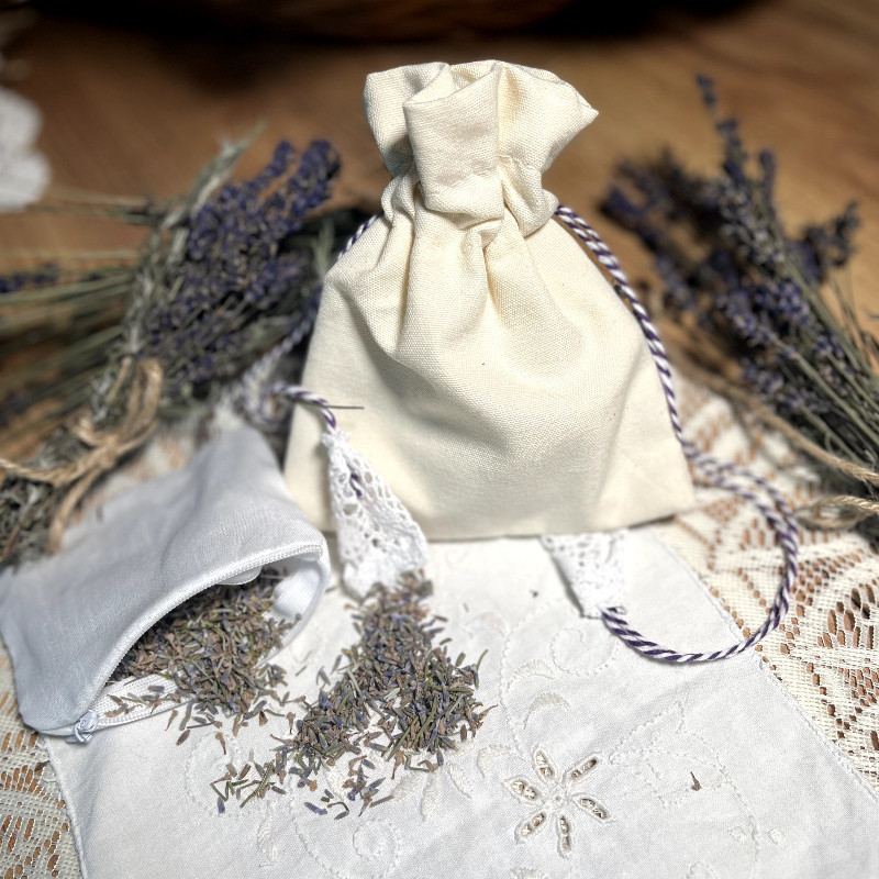 Woreczek z lawendą suszoną. Kwiat lawendy ułatwia zasypianie, koi nerwy.