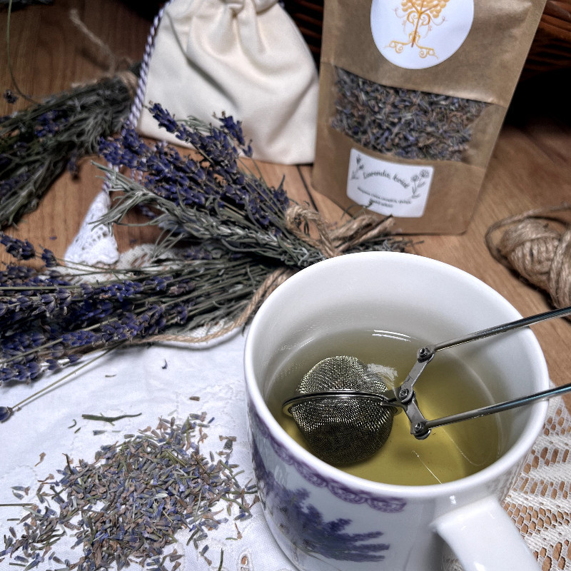 Woreczek z lawendą suszoną. Kwiat lawendy ułatwia zasypianie, koi nerwy.