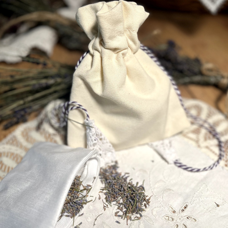 Woreczek z lawendą suszoną. Kwiat lawendy ułatwia zasypianie, koi nerwy.