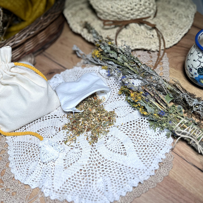 Dziurawiec - zioło Słońca, "lekarz dusz", lecznicze, miłosne, ochronne